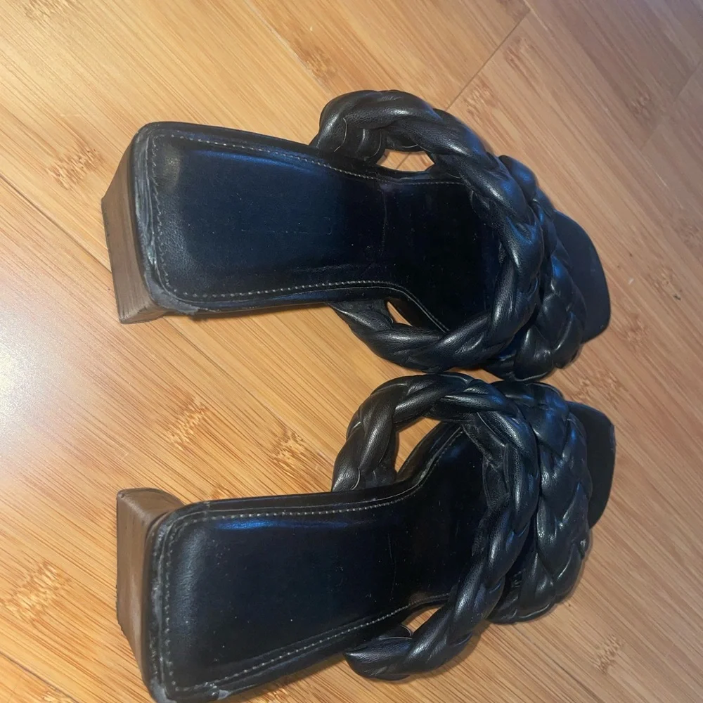 Express Women’s Heel - Picture 2 of 3